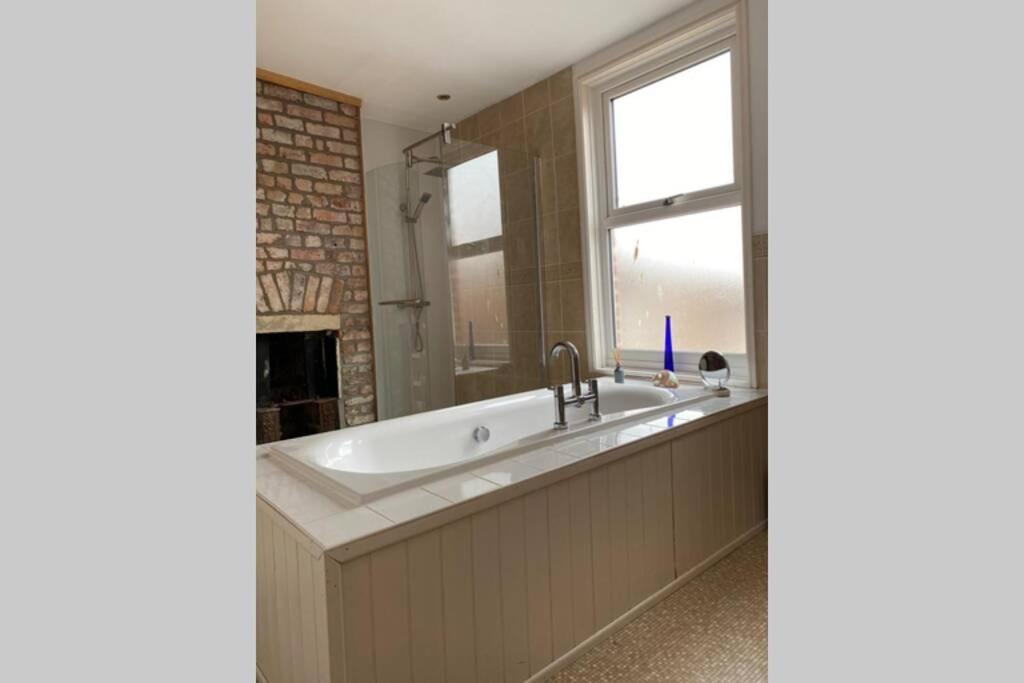 200 Year Old Large Townhouse With Sea Views Villa Scarborough Bagian luar foto